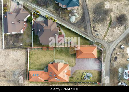 Luftaufnahme eines Wohnhauses mit Hinterhof in einem ländlichen Vorort Stockfoto