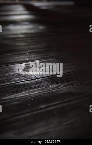 Eine vertikale Grauskala der Holzoberfläche Stockfoto