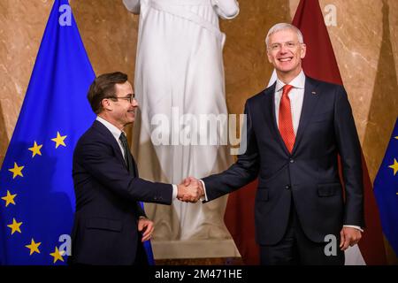 RIGA, LETTLAND. 19.. Dezember 2022 Ulf Kristersson (L), schwedischer Ministerpräsident, trifft sich mit dem lettischen Ministerpräsidenten Krisjanis Karins (R). Stockfoto