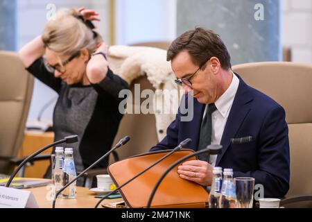 RIGA, LETTLAND. 19.. Dezember 2022 Ulf Kristersson (auf Foto) trifft der schwedische Premierminister mit dem lettischen Ministerpräsidenten Krisjanis Karins zusammen. Stockfoto