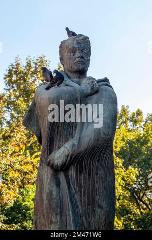 Statue des ungarischen Dichters Endre Ady in Andrassy ut, eine geschäftige Straße im Stadtteil Terezvaros von Budapest. Stockfoto