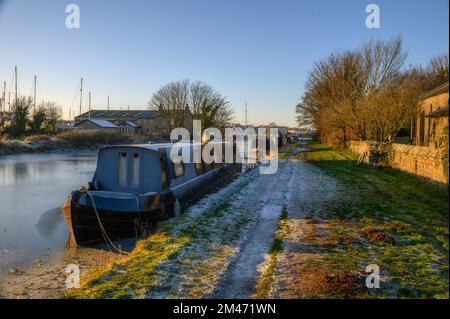 Enge Boote auf dem Glasson Branch des Lancaster Canal in der Nähe des Glasson Dock Stockfoto