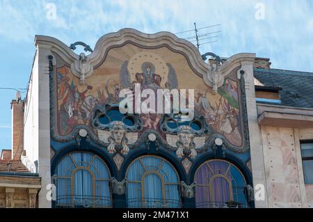 Budapester Jugendstil Mosaik ("Unserer Lieben Frau von Ungarn" Miksa Roth) schmücken die Fassade eines Gebäudes in der Belvaros Gegend von Budapest. Stockfoto