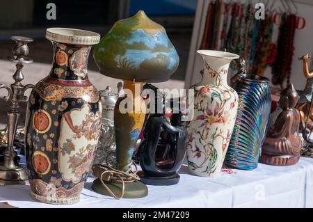 Antiquitäten vor einem Antiquitätengeschäft im Zentrum von Budapest (Bezirk 5), Ungarn Stockfoto