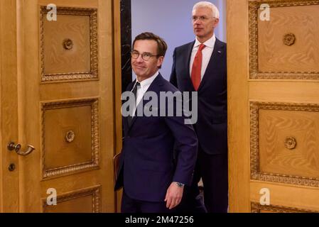 RIGA, LETTLAND. 19.. Dezember 2022 Ulf Kristersson (L), schwedischer Ministerpräsident, trifft sich mit dem lettischen Ministerpräsidenten Krisjanis Karins (R). Stockfoto