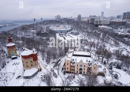 Kinderpuppentheater in einem Schloss im Winter. Drohnenansicht, Kiew, Ukraine Stockfoto