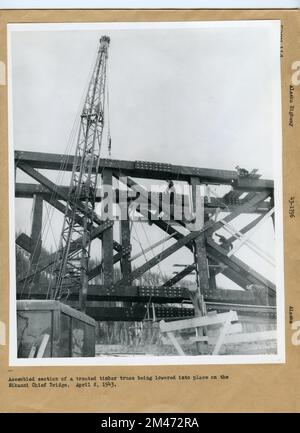 Bau Der Sikanni Chief River Bridge. Originalunterschrift: Zusammengebauter Teil eines behandelten Holzkastens, der auf der Sikanni Chief Bridge in die richtige Position gebracht wird. 8. April 1943. Staat: Alaska. Stockfoto