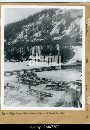 Bau Der Sikanni Chief River Bridge. Originalüberschrift: Montage von behandelten Holzbindern auf dem Eis des Flusses Sikanni Chief. 8. April 1943. Staat: Alaska. Stockfoto