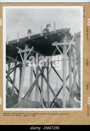 Sikanni-Häuptling-Brücke. Originalüberschrift: Arbeiter nageln Osmosor-behandelte Dielen auf der nördlichen Strecke zur Sikanni Chief Bridge. 8. April 1943. Staat: Alaska. Stockfoto