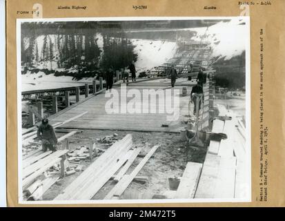 Bau Der Sikanni Chief River Bridge. Originalüberschrift: Abschnitt E - mit Osmosar behandelte Terrassendielen werden im nördlichen Bereich der Sikanni Chief Bridge platziert. 8. April 1943. Staat: Alaska. Stockfoto