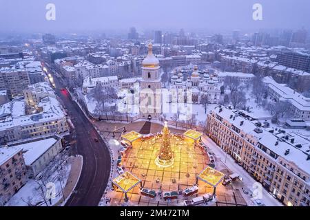 Der wichtigste Weihnachtsbaum der Ukraine erleuchtete in Kiew Ukraine. Winterabend in der Stadt vor den Neujahrsferien. Stockfoto