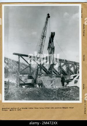 Bau Der Sikanni Chief River Bridge. Originalunterschrift: Zusammengebauter Teil eines behandelten Holzkastens, der in die Position der Sikanni Chief Bridge gebracht wird. 8. April 1943. Staat: Alaska. Stockfoto