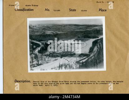 Blick auf den Sikanni Chief River und die Brücken. Originalüberschrift: Allgemeine Ansicht des Flusses Sikanni Chief mit der permanenten Brücke, der Armeebrücke, der Haarnadelkurve auf der Armeestraße am Südufer und der 10-Grad-Kurve auf der permanenten Straße am Nordufer. 8. April 1943. Staat: Alaska. Stockfoto