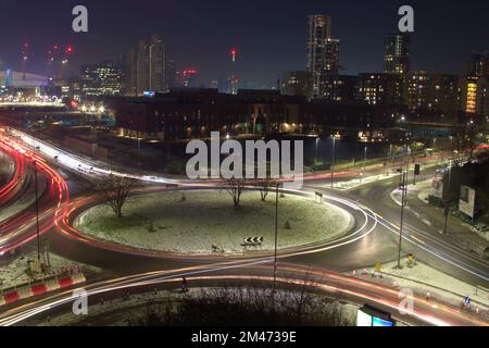 Langer Verkehr im Kreisverkehr in London Stockfoto