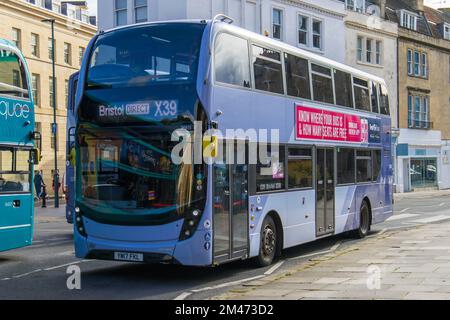 Ein 2017 Scania N Series NUD 4x2, Doppeldecker von der First Group Bus Company, Reg.-Nr.: YM17 FKL, Flottennummer: 36815, Fahrt durch das Stadtzentrum von Bath Stockfoto