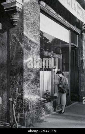 1950er Young French Woman Window Shopping im ehemaligen Luxuswarenladen „Henry a la Pensee“ in der Rue de Faubourg-Saint-Honoré Paris 5 Frankreich im Jahr 1951 Stockfoto