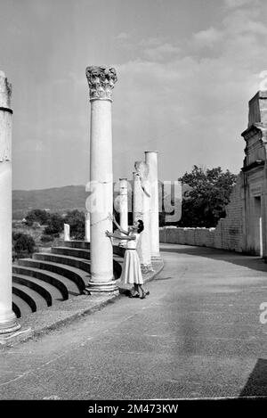 1950er Französin oder Tourist bewundert antike klassische Säulen im römischen Theater im Vaison-la-Romaine Vaucluse Provence France Vaison 1954 Stockfoto