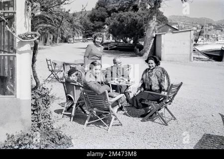 1950er Touristengruppe in Bandol an der französischen Riviera oder Côte d'Azur Südfrankreich im Jahr 1951 Stockfoto