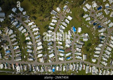 Schwer beschädigt durch Hurrikan Ian Häuser in Florida Wohnmobil-Wohngebiet. Folgen einer Naturkatastrophe Stockfoto