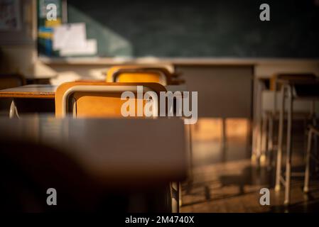 Schulstühle und Schreibtische in einem leeren japanischen Klassenzimmer Stockfoto