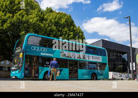 Ein 2017 Scania N-Serie NUD 4X2, Doppeldecker von der First Group Bus Company, Reg.-Nr.: YT67 XJW, Flottennr.: 36803, Fahrt durch das Stadtzentrum von Bath Stockfoto