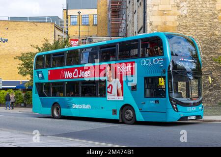 Ein 2017 Scania N-Serie NUD 4X2, Doppeldecker von der First Group Bus Company, Reg.-Nr.: YT67 XJX, Flottennr.: 36804, Fahrt durch das Stadtzentrum von Bath Stockfoto