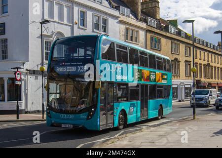 Ein 2017 Scania N-Serie NUD 4X2, Doppeldecker von der First Group Bus Company, Reg.-Nr.: YT67 XJX, Flottennr.: 36804, Fahrt durch das Stadtzentrum von Bath Stockfoto