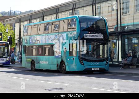 A 2017 Scania N Series NUD 4X2, Doppeldecker von der First Group Bus Company, Reg.-Nr.: YT67 XKC, Flottennr.: 36819, am Busbahnhof Bath Stockfoto