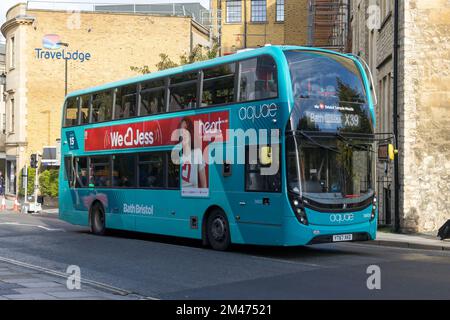 Ein 2017 Scania N-Serie NUD 4X2, Doppeldecker von der First Group Bus Company, Reg.-Nr.: YT67 XKD, Flottennummer: 36820, Fahrt durch das Stadtzentrum von Bath Stockfoto