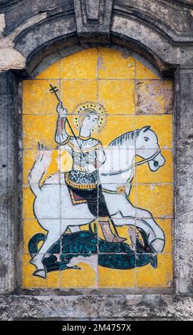 Geflieste Kunst von St. George tötete den Drachen St. George Martyr Serbisch-orthodoxe Kirche (Szent György Templom) in der Altstadt von Budapest, Ungarn, Stockfoto