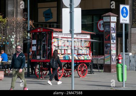 Budapest, Ungarn, Gebrauchtbucherwagen in Karoly Kry (Avenue) Stockfoto