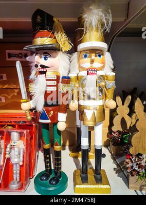 Mehrere verschiedene Nutcraker-Soldaten-Spielzeuge in einem Geschäft ausgestellt, weihnachtsdekoration zum Verkauf im Markt Frohes neues Jahr. Stockfoto