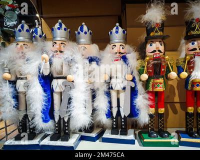 Mehrere verschiedene Nutcraker-Soldaten-Spielzeuge in einem Geschäft ausgestellt, weihnachtsdekoration zum Verkauf im Markt Frohes neues Jahr. Stockfoto