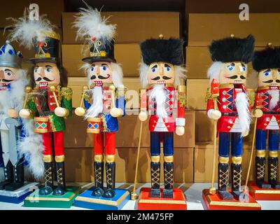 Mehrere verschiedene Nutcraker-Soldaten-Spielzeuge in einem Geschäft ausgestellt, weihnachtsdekoration zum Verkauf im Markt Frohes neues Jahr. Stockfoto