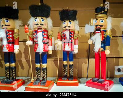 Mehrere verschiedene Nutcraker-Soldaten-Spielzeuge in einem Geschäft ausgestellt, weihnachtsdekoration zum Verkauf im Markt Frohes neues Jahr. Stockfoto
