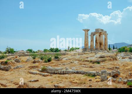 Ein Blick auf die Überreste des berühmten Apollo-Tempels, in den archäologischen Ausgrabungen des antiken Korinth, in Korinth, Griechenland, an einem Sommertag Stockfoto