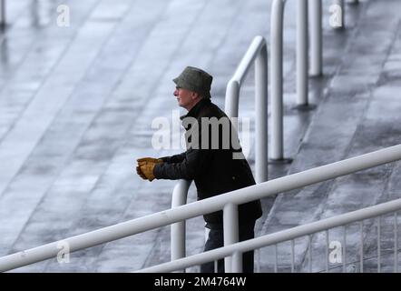 Ein Rennfahrer auf den Tribünen der Kempton Rennbahn, Sunbury on Thames, Middlesex. Foto: Montag, 19. Dezember 2022. Stockfoto