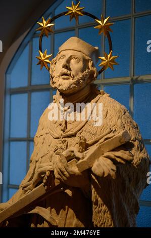 Heiliger Johannes vom Kreuz. Statue auf dem Gelände des Stadtmuseums von Bratislava. Stockfoto