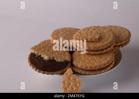 Foto von vielen runden Keksen, die auf einem Stapel auf einem Teller liegen Stockfoto