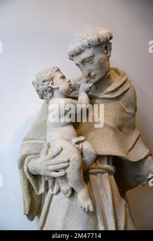 Antonius von Padua mit dem Jesuskind. Statue auf dem Gelände des Stadtmuseums von Bratislava. Stockfoto