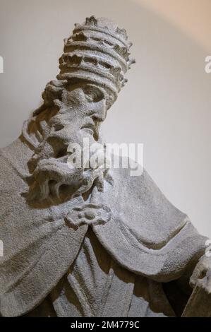 Statue eines Papstes (St. Gregory der große?) Auf dem Gelände des Stadtmuseums von Bratislava. Stockfoto