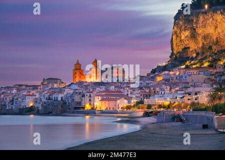 Cefalu, Sizilien, Italien. Stadtbild der Küstenstadt Cefalu in Sizilien bei dramatischem Sonnenaufgang. Stockfoto