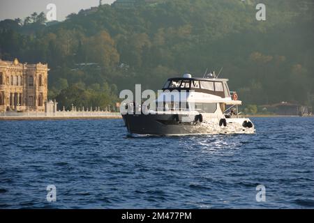 Luxusyacht durch den Bosporus Stockfoto