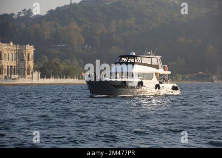 Luxusyacht durch den Bosporus Stockfoto