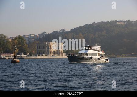 Luxusyacht durch den Bosporus Stockfoto