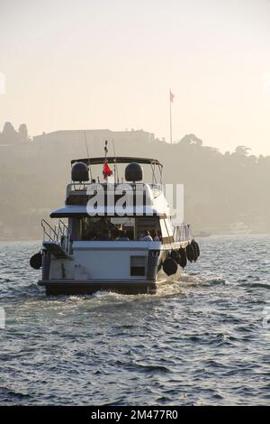 Luxusyacht durch den Bosporus Stockfoto