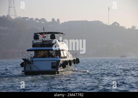 Luxusyacht durch den Bosporus Stockfoto