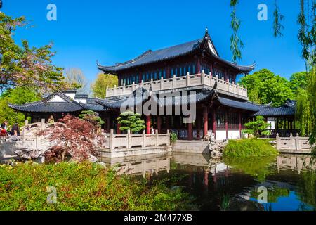 Malerischer Blick auf das chinesische Teehaus am östlichen Ende des berühmten Luisenparks in Mannheim an einem sonnigen Frühlingstag mit blauem Himmel. Es ist... Stockfoto