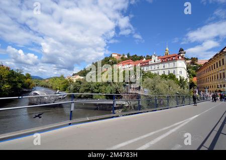 Graz, Österreich - 22. September 2022: Die sogenannte Murinsel wurde anlässlich der Ernennung zur Kulturhauptstadt 2003 erbaut und befindet sich dort Stockfoto