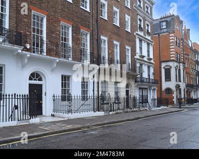 Wohnstraße in Marylebone, London, England, mit kleinen alten Apartmentgebäuden oder Stadthäusern Stockfoto